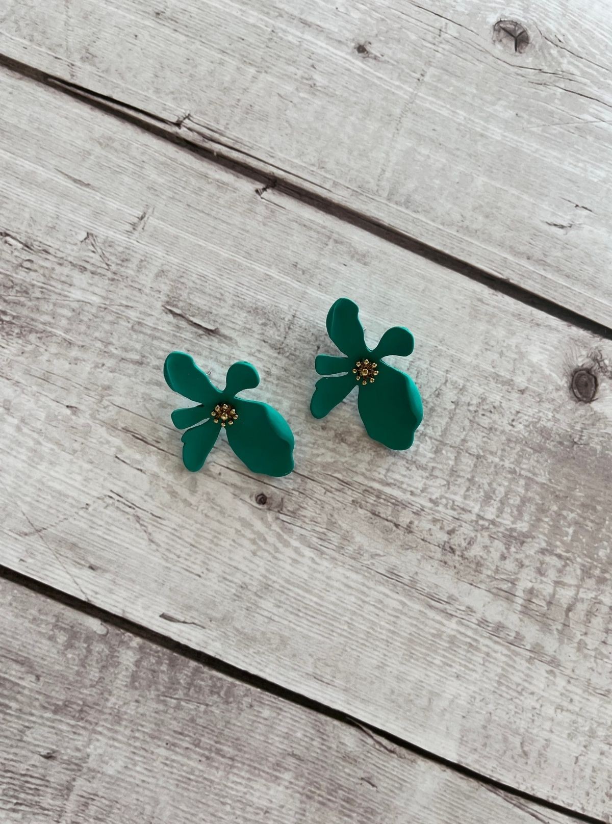 Women’s Globus Green Floral Stud Earrings – Elegant Nature-Inspired Jewelry